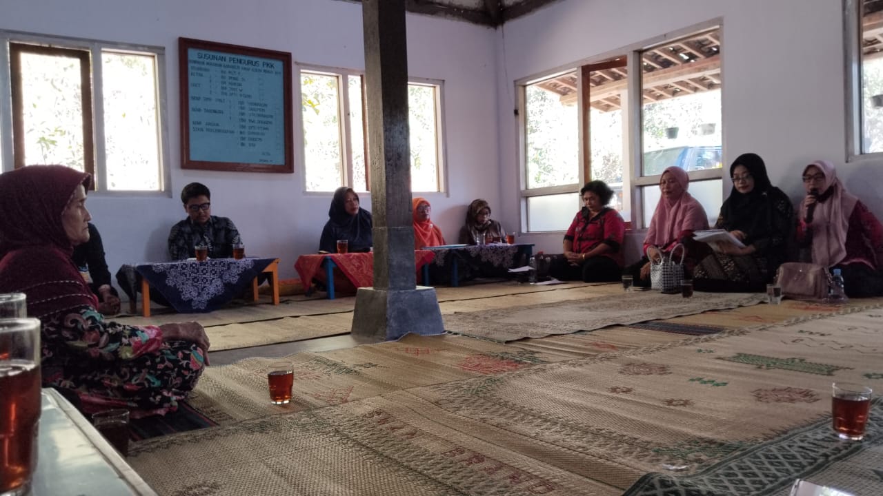 Pertemuan Rutin PKK Ngaseman Diselingi Sosialisasi Obat Herbal